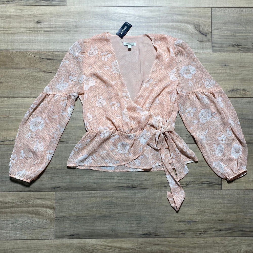 Express Womens‎ Textured Floral Wrap Front Top Size Small Peachy Pink